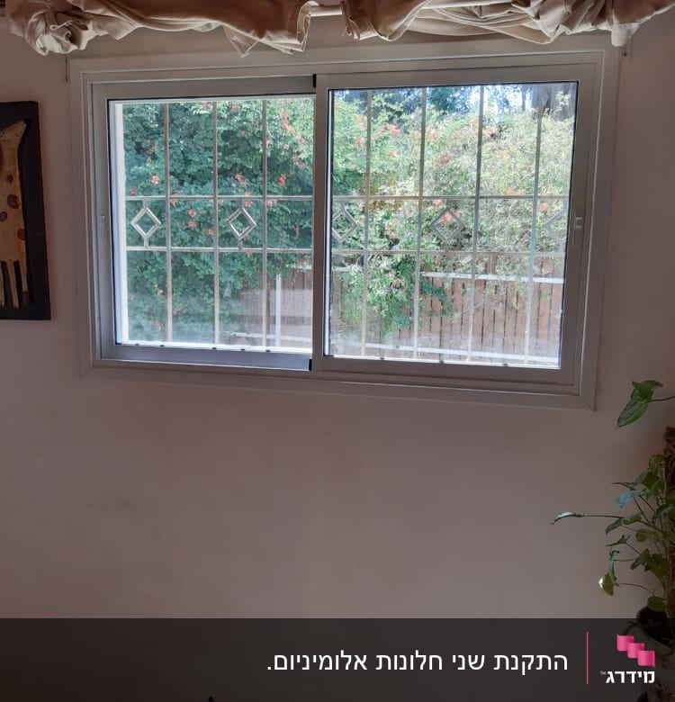 חלון זכוכית עם סורגים ודוגמת יהלום